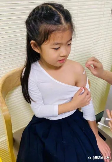 章子怡晒出5岁女儿打针照片,女儿的五官越发好看了,你觉得女儿最像谁呢?
