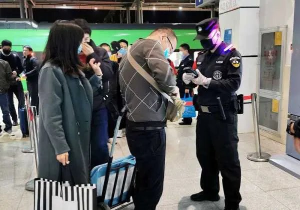民警陪妻子逛街联手抓贼，嫁给警察人生会改变哪些？