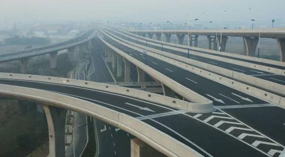 市政洒水路结冰,西安高架30余车连撞,你怎么看?