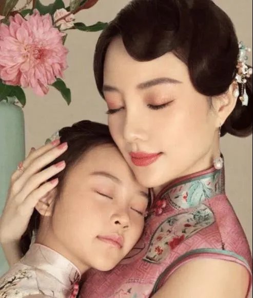 晒照为甜馨庆生,李小璐和贾乃亮撞庆生文案,两人破冰?