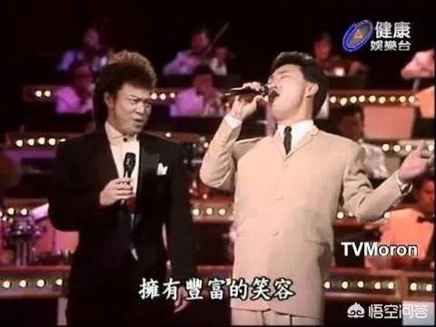 费玉清抬头唱歌有什么特殊含义吗？