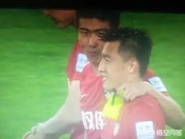 如何看待天津权健队长刘奕鸣在足协杯输球后与罚丢点球的储今朝相拥而笑?