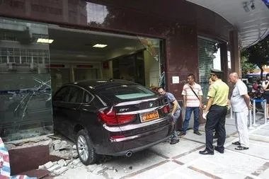 女司机开车“爬”护桥栏杆,下车后先玩自拍,你怎么看?