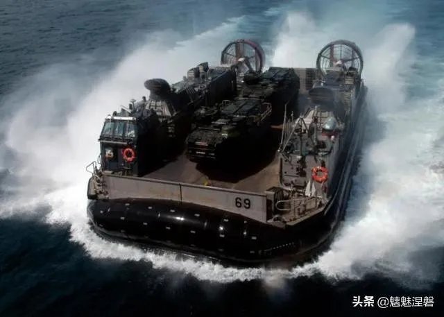 05式两栖步兵战车本身可以海上浮渡,为何还要用726气垫登陆艇运输?