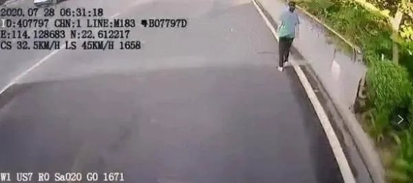 深圳公交司机低头捡东西碾死行人,究竟有何隐情?