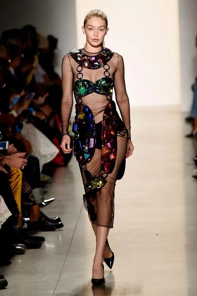 超模吉吉哈迪德的T台风到底是怎样的呢?