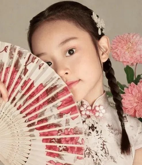 晒照为甜馨庆生,李小璐和贾乃亮撞庆生文案,两人破冰?